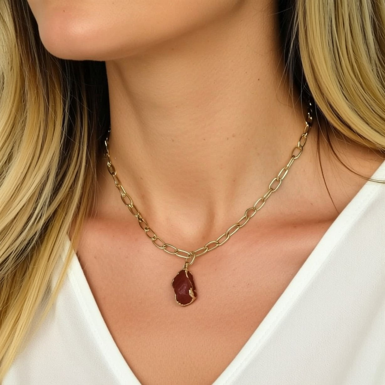 COLLANA CON PENDENTE IN PIETRA NATURALE