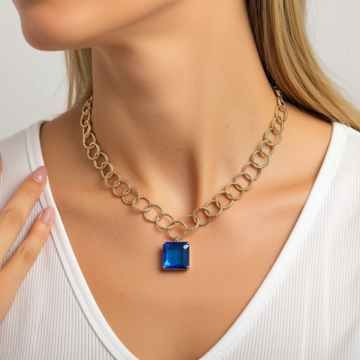 COLLANA CON PENDENTE AZZURRO